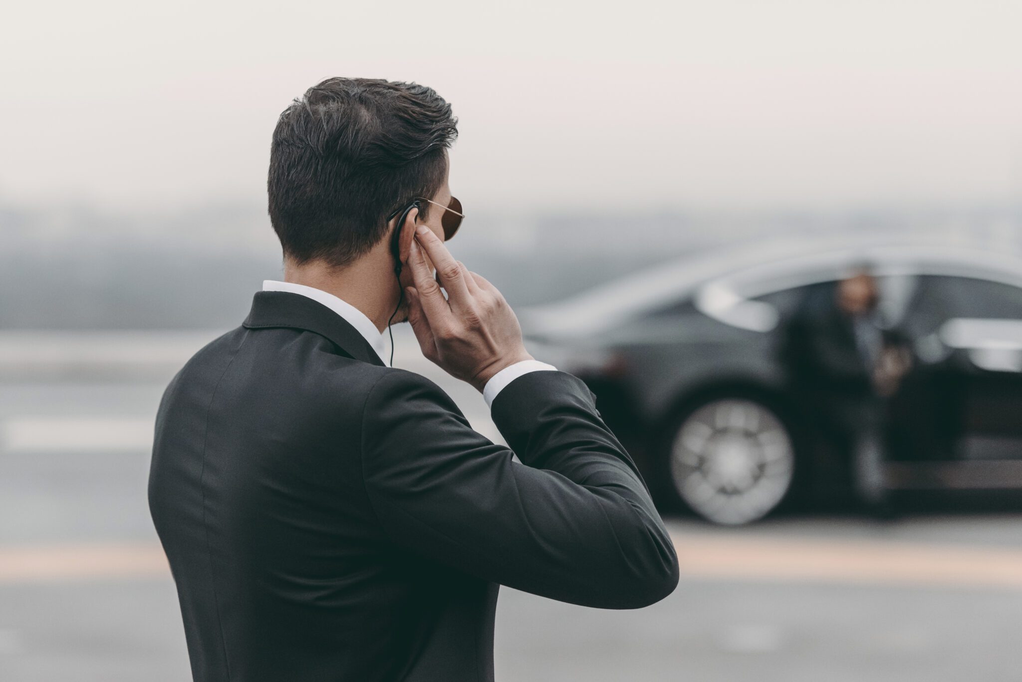 Ein Mitarbeiter eines Sicherheitsdienst beobachtet ein Auto aus der Ferne